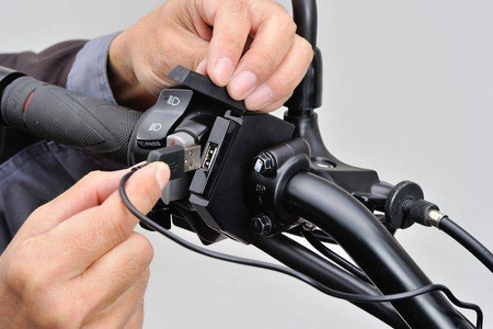 Daytona Źródła zasilania z 1 portem USB na smukłej obejmie do montażu na kierownicy motocykla 89371