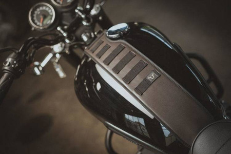 ZESTAW TORBA AKCESORYJNA LA2 I PAS NA ZBIORNIK SLA SW-MOTECH TRIUMPH MODELS (15-) BROWN