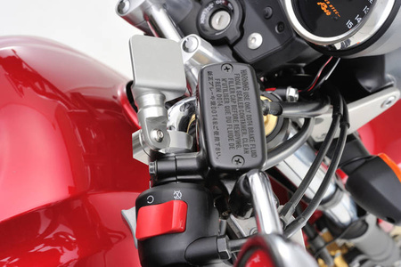 Aluminiowy wspornik z zaciskiem 22.2mm srebrny              