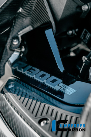 Pokrywa górna wlewu paliwa lewa - carbon matt BMW R 1300 GS Adventure (od 2024) ILMBERGER CM.TUL.012.24GSA