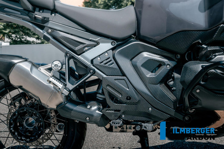 Osłona przedniego trójkąta ramy tylnej prawa - carbon matowy BMW R 1300 GS Adventure (od 2024) ILMBERGER CM.RDR.010.24GSA