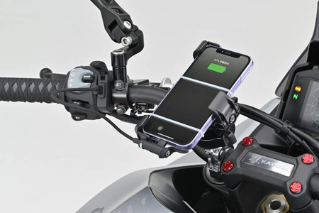 Daytona Źródło zasilania z portem USB typu C na smukłej obejmie do montażu na kierownicy motocykla 80400