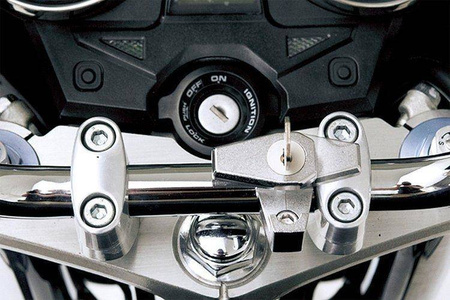 Daytona Zabezpieczenie do Kasku montowane do kierownicy Czarny Ø22,2 / 25,4 mm 75477