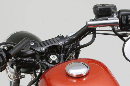 Daytona Uniwersalna poprzeczka w kolorze czarnym, z możliwością zamontowania w obejmie pompy hamulcowej/sprzęgłowe Ø22.2 mm (wersja płaska do Harley-Davidson) 91701