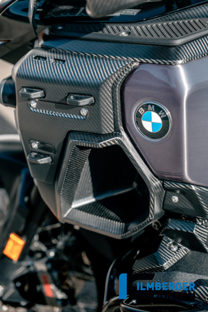Osłona lewa chłodnicy wodnej z otworami na uchwyt kufra, carbon matowy BMW R 1300 GS Adventure (od 2024) ILMBERGER CM.FLL.022.24GSA