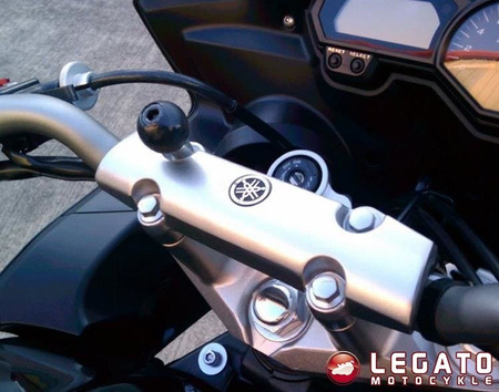 Zaciskowa podstawa montażowa do kierownicy motocykla ze śrubami M8