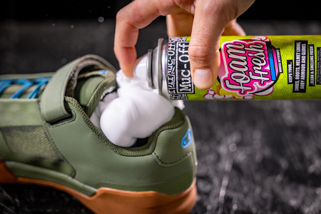 20338 - Pianka odświeżająca do kasku, butów i rękawic motocyklowych - 250ml - Foam Fresh