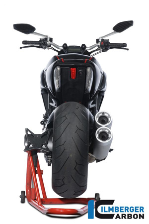 Uchwyt tablicy rejestracyjnej z osłoną tylnej zębatki - carbon DUCATI Diavel (2011-2013) ILMBERGER NHO.023.DIAVE.K