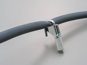 Zacisk zamykający przewodu paliwowego