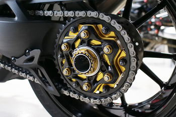 EVOTECH RC Zestaw mocujący zębatkę tylną  Triumph Speed Triple 1200 RS 2021-2025