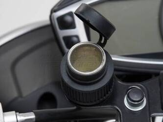 SW-MOTECH GNIAZDO ZAPALNICZKI Z ADAPTEREM USB MOCOWANE NA KIEROWNICĘ 22-28 MM