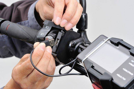 Daytona Źródła zasilania z 1 portem USB na smukłej obejmie do montażu na kierownicy motocykla 89371