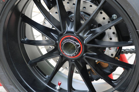 CNC RACING NAKRĘTKA STOŻKOWA DYSTANSOWA TYLNEGO KOŁA DUCATI, KOLOR CZERWONY