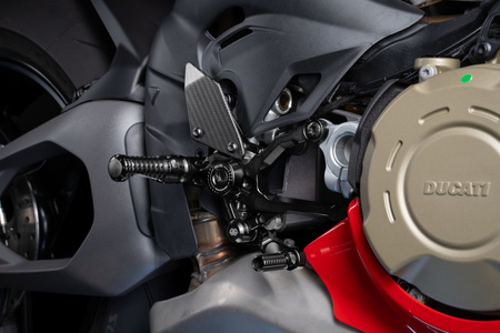 GILLES Sety sportowe podnóżków MUE2 Ducati Panigale V4 2025-