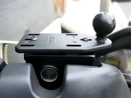 Uchwyt montowany na pokrywę zbiornika płynu hamulcowego w motocyklu