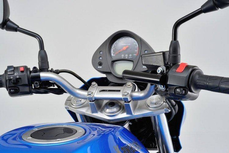 Daytona Uniwersalna poprzeczka w kolorze czarnym, z możliwością zamontowania w obejmie pompy hamulcowej/sprzęgłowe Ø22.2 mm (wersja płaska) 92801