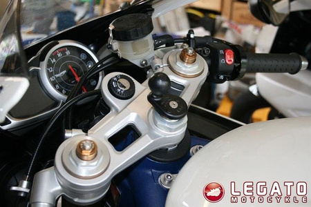 Uniwersalny uchwyt Finger Grip™ do telefonów komórkowych oraz przenośnych urządzeń elektronicznych montowany w trzon widelca w motocyklu