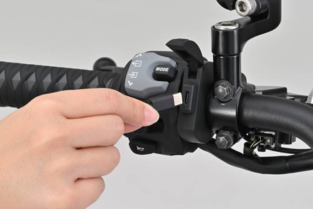 Daytona Źródło zasilania z portem USB typu C na smukłej obejmie do montażu na kierownicy motocykla 80400