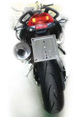 90147 Uniwersalna ramka pod tablicę rejestracyjną na motocykl, chromowana.