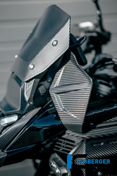 Deflektor lewy owiewki szyby - matowy carbon BMW R 1300 GS Adventure (od 2024) ILMBERGER CM.WAL.020.24GSA