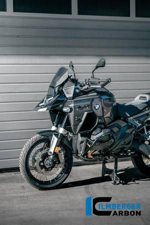 Osłona lewa chłodnicy wodnej z otworami na uchwyt kufra, carbon matowy BMW R 1300 GS Adventure (od 2024) ILMBERGER CM.FLL.022.24GSA
