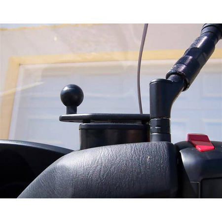 Uchwyt montowany na pokrywę zbiornika płynu hamulcowego w motocyklu