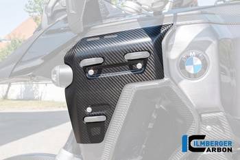 Osłona lewa chłodnicy wodnej z otworami na uchwyt kufra, carbon matowy BMW R 1300 GS Adventure (od 2024) ILMBERGER CM.FLL.022.24GSA