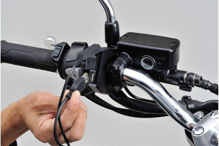 Daytona Źródła zasilania z 2 portami USB na smukłej obejmie do montażu na kierownicy motocykla 89372