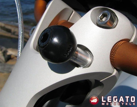 Zaciskowa podstawa montażowa do kierownicy motocykla ze śrubami M8