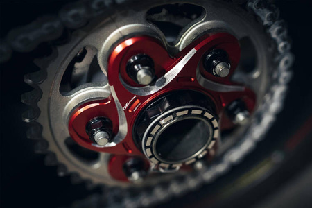 CNC RACING KOŁNIERZ ZĘBATKI TYLNEJ DUCATI, KOLOR CZARNO SREBRNY