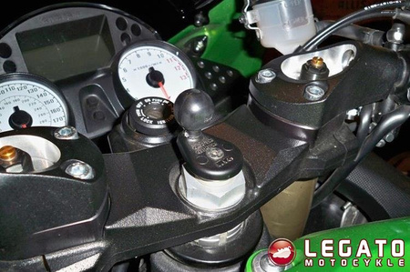 Uniwersalny uchwyt Finger Grip™ do telefonów komórkowych oraz przenośnych urządzeń elektronicznych montowany w trzon widelca w motocyklu