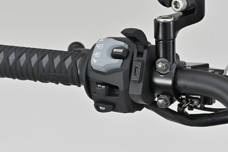 Daytona Źródło zasilania z portem USB typu C na smukłej obejmie do montażu na kierownicy motocykla 80400