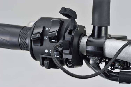 Daytona Źródło zasilania z portem USB typu C na smukłej obejmie do montażu na kierownicy motocykla 80400