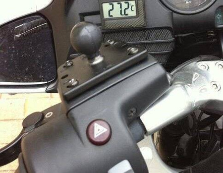 Uchwyt montowany na pokrywę zbiornika płynu hamulcowego w motocyklu