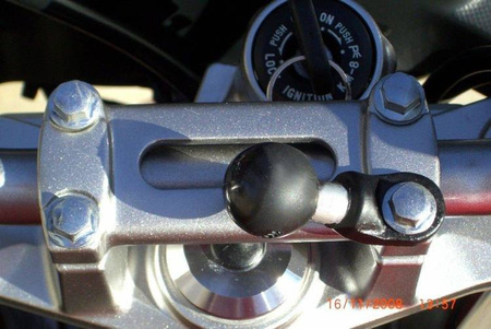 RAM-B-272-A-UN7U Uchwyt X-Grip™ montowany do uchwytu lusterka w motocyklu.